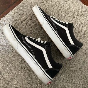 Old Skool Black and White Vans (8.5W)